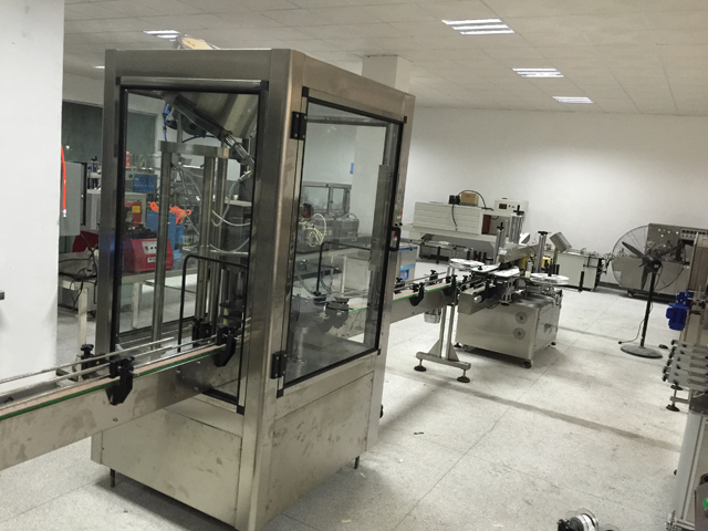 máy dán nhãn đóng nắp dây chuyền.jpg