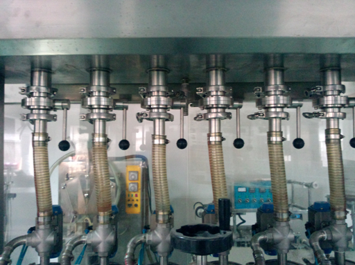 linear filling machine for cream cận cảnh máy chiết kem.jpg