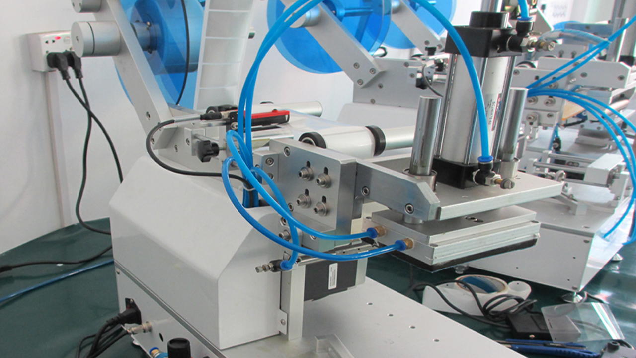 Máy dán nhãn túi nhựa Spout Bags bán tự động cho bề mặt phẳng