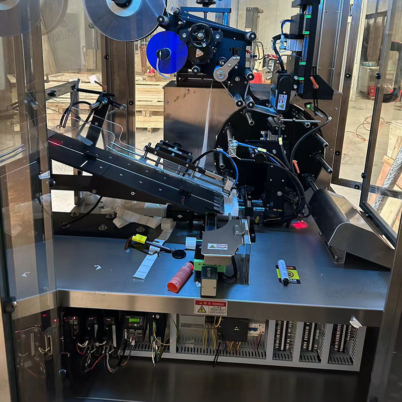 Máy dán nhãn ống nhựa mềm tự động với hệ thống cấp ống