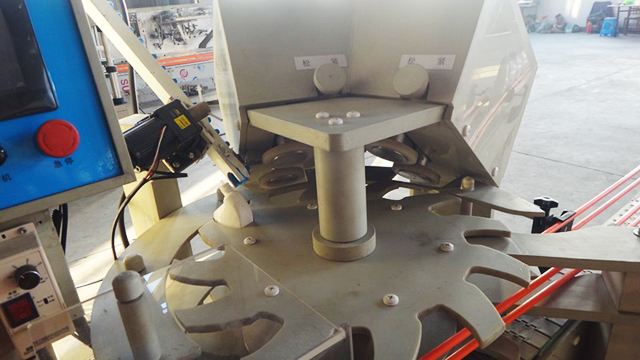 tấm xoay để đóng nắp.jpg