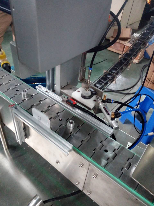 hình ảnh robot cho ăn caps.jpg