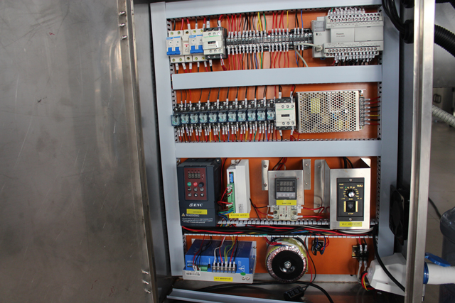 MÁY CHIẾT RÓT 4 ĐẦU (1).JPG