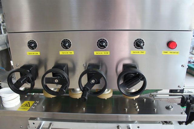 máy đóng nắp có nâng (2).JPG