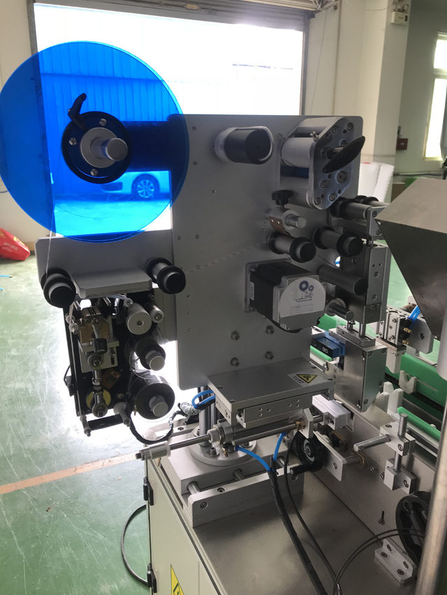 máy dán nhãn có máy in.jpg