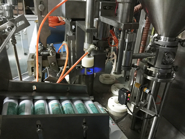 tubes holding feeding system hệ thống nạp ống tự động để chiết rót và niêm phong.jpg