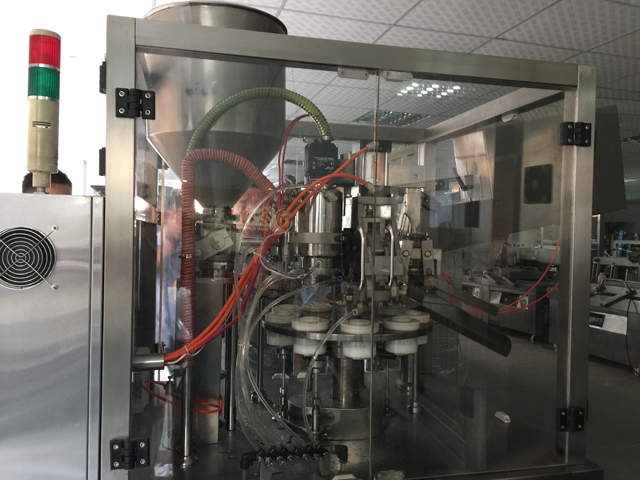 close pictures of tubes filling sealing machines nguyên lý hoạt động của máy chiết rót ống niêm phong.jpg