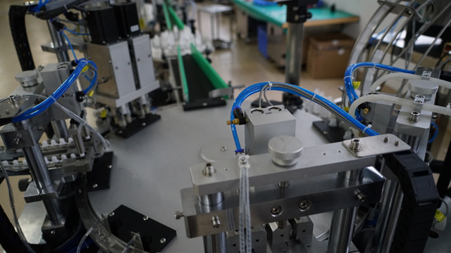 máy đóng nắp quay.jpg