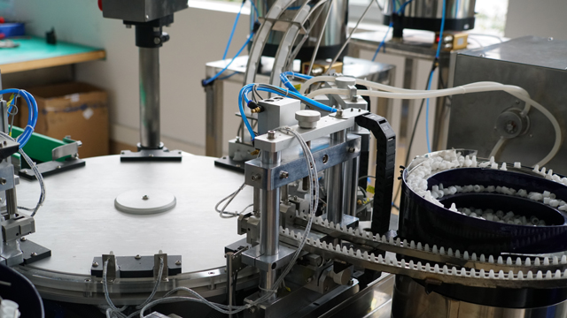 ROTARY đổ e-liquid vào chai nhựa.jpg