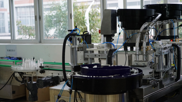 hình ảnh đóng nắp dán nhãn.jpg