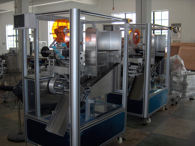 tubes labeling machine in stock máy móc cho nhãn ống.jpg