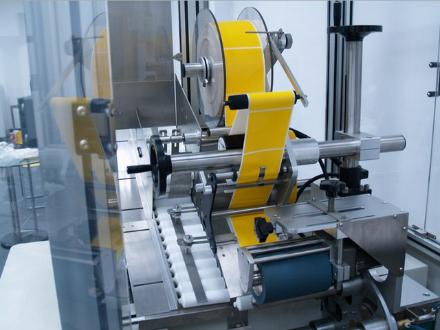 feeding tubes labeling process chi tiết cho máy dán nhãn.jpg