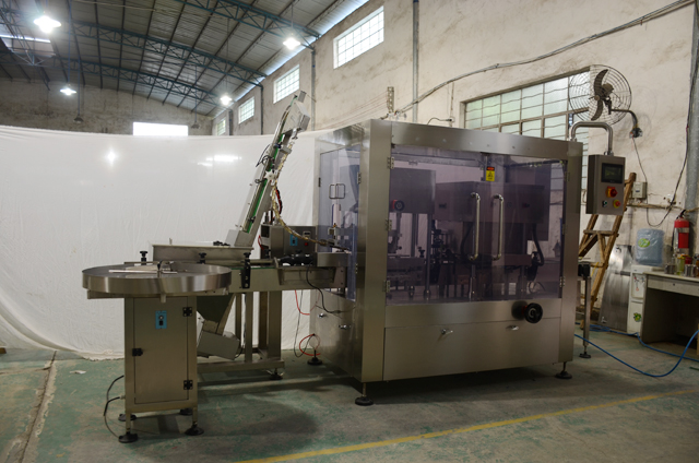 đóng nắp chân không tự động.jpg