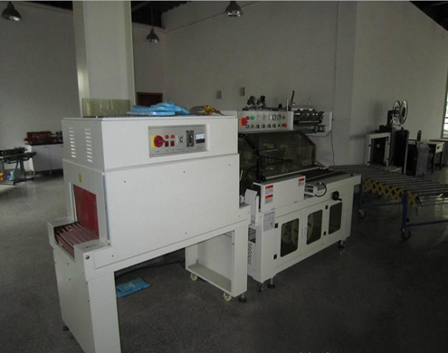 L type sealing shrinkage packing machine Máy đóng gói co ngót L.jpg