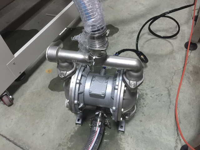 bơm chuyển để nạp vật liệu (1).JPG