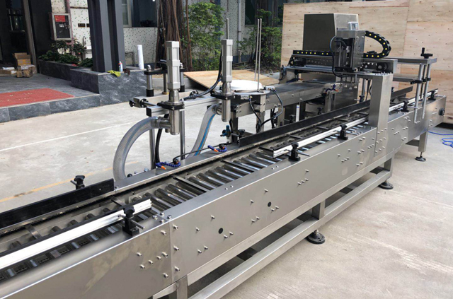 máy đóng nắp thùng dầu.jpg