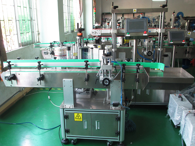 labeling machine with positioning system THIẾT BỊ NHÃN DÁN CHAI PLC.jpg