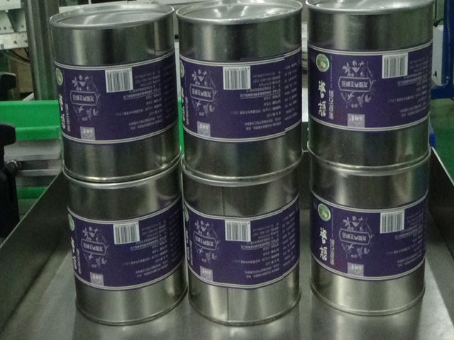 automatic vertical round bottle labeling equipment NHÃN Lon TRÒN ETIKETTIERMASCHINE.jpg