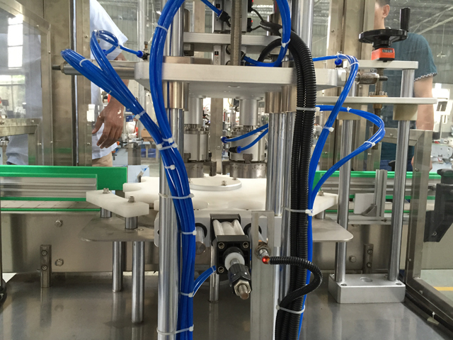 MẶT SAU của thân máy đóng nắp chân không.jpg