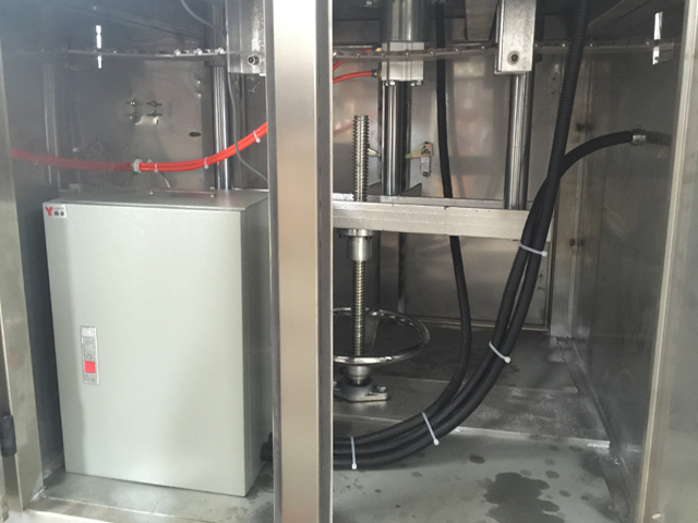 bên trong máy đóng nắp lon.jpg