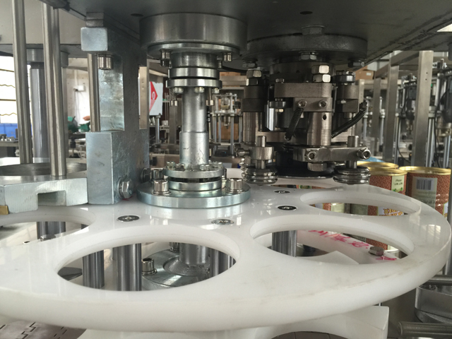 vị trí lon trong quá trình đóng lon.jpg