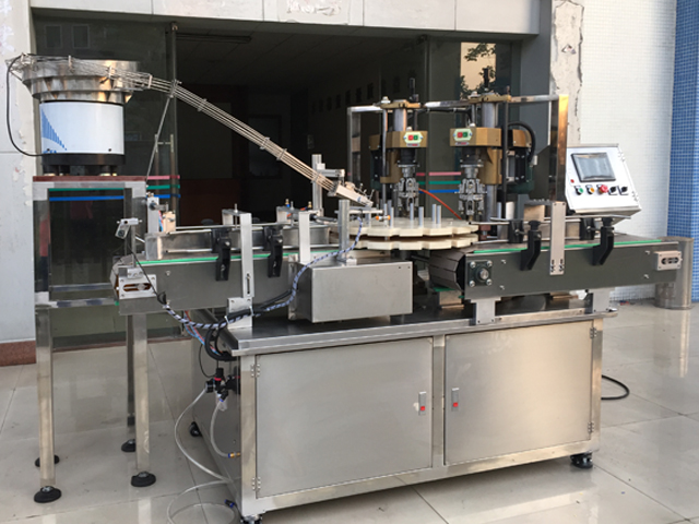 capping machine with 2 capping heads thiết bị đóng nắp vặn bán tự động.jpg