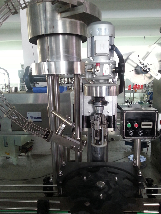 máy đóng nắp chai.jpg