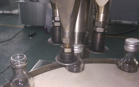 Máy đóng nắp chai ropp_máy đóng nắp chai_có_một_giờ