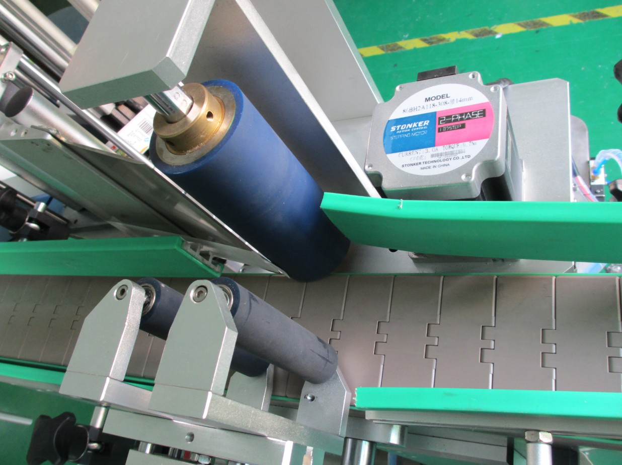 PLC controlling system bottle labeling machine THIẾT BỊ NHÃN DÁN CHAI PLC2.jpg