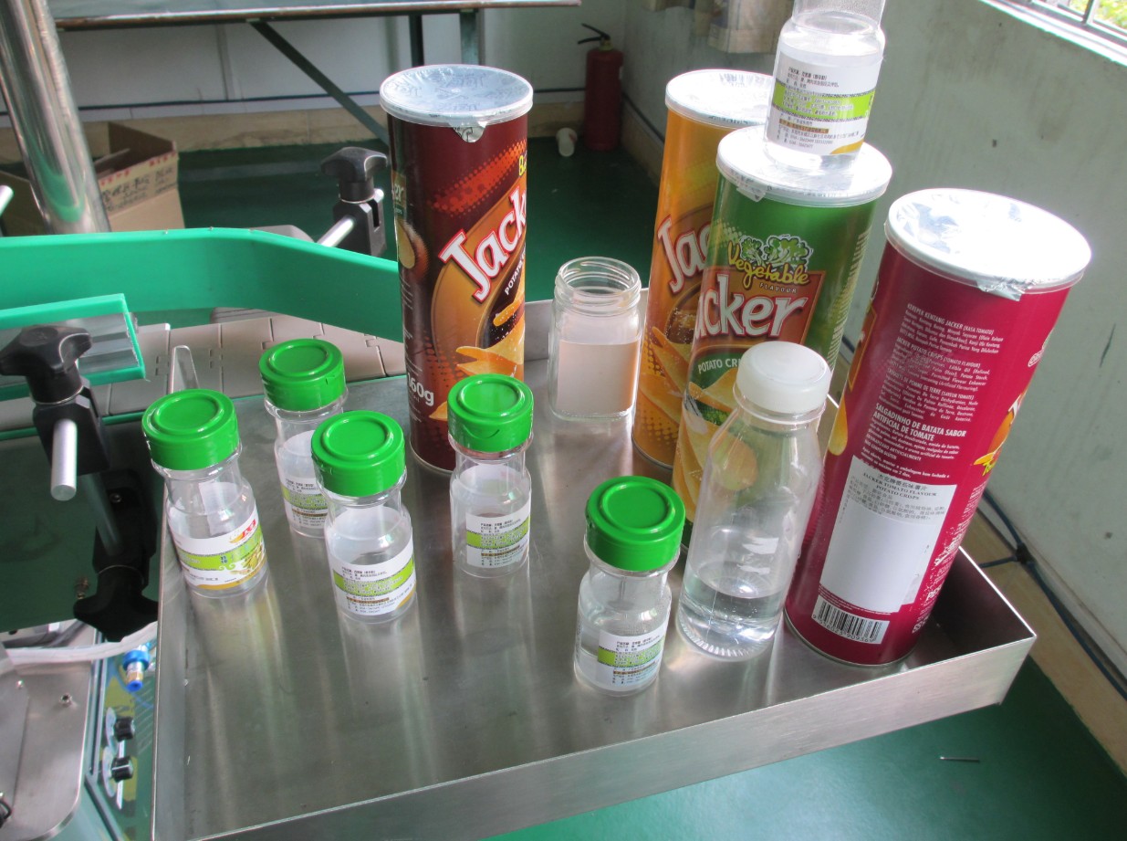 automatic vertical round bottle labeling equipment NHÃN Lon TRÒN ETIKETTIERMASCHINE.jpg