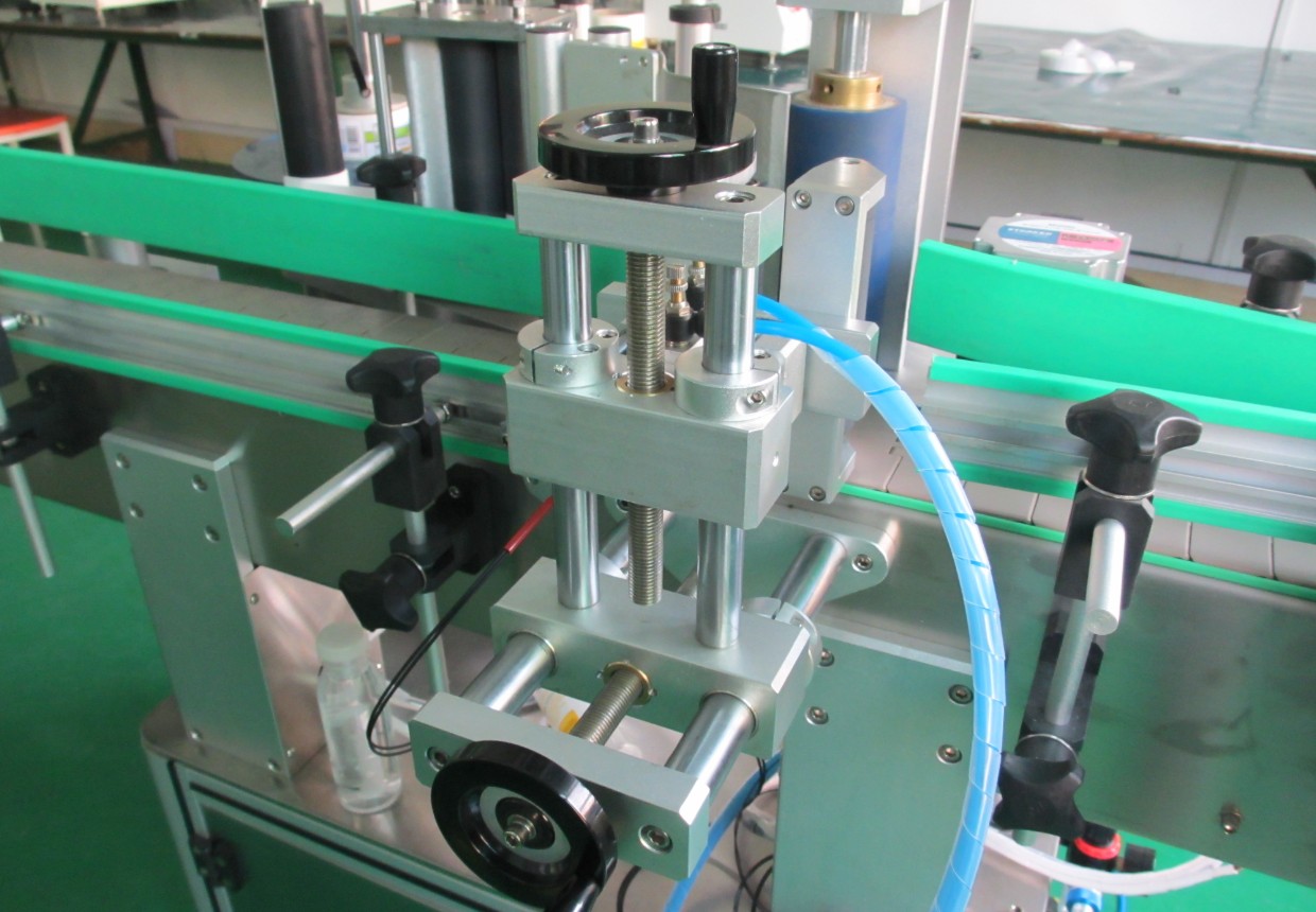 labeling machine with positioning system THIẾT BỊ NHÃN DÁN CHAI PLC.jpg