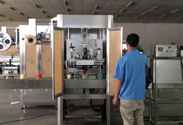 máy dán nhãn ống băng.jpg