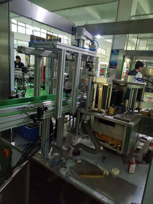 máy dán nhãn nóng chảy.jpg