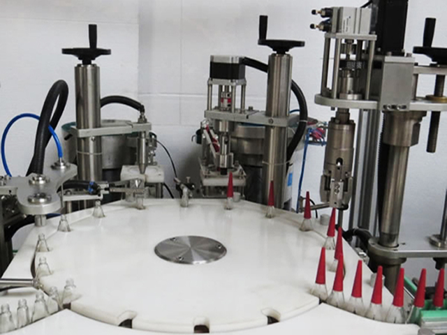 máy đóng nắp xoay sơn móng tay.jpg