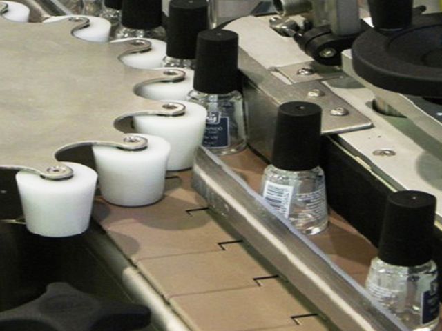 chai có bánh xe sao quay để dán nhãn.jpg