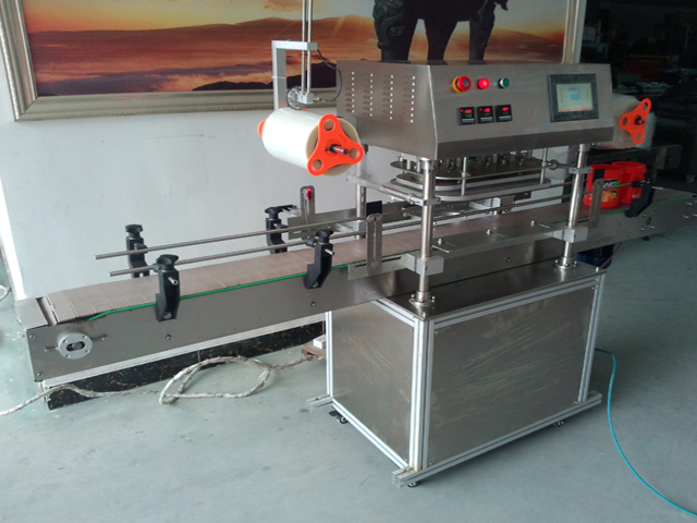 side pictures for automatic jars sealing machine máy hàn đang hoạt động.jpg
