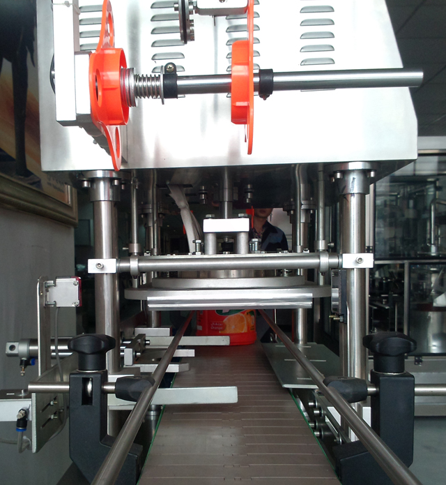 conveyor belt for jars sealing machine con lăn để tải phim.jpg