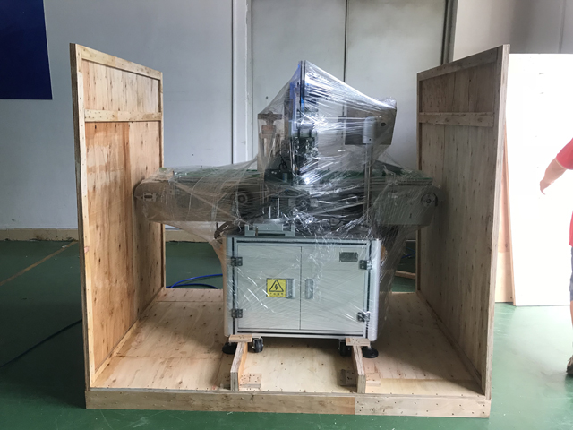 máy dán nhãn son môi.jpg