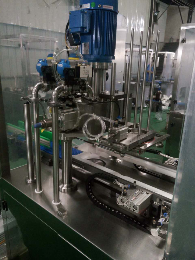 Ảnh chụp cận cảnh máy khâu chân không.jpg