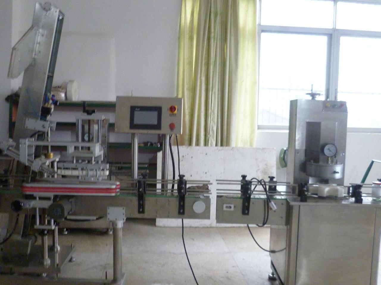 vacuum capping machine with cap placement máy đóng nắp chân không cho lọ thủy tinh.JPG
