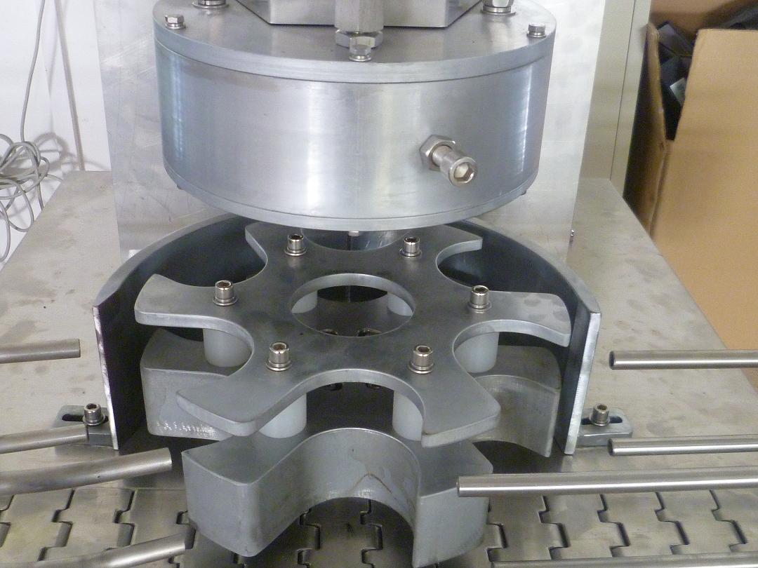 rotary vacuum capper machinery máy đóng nắp chân không đầu quay.JPG