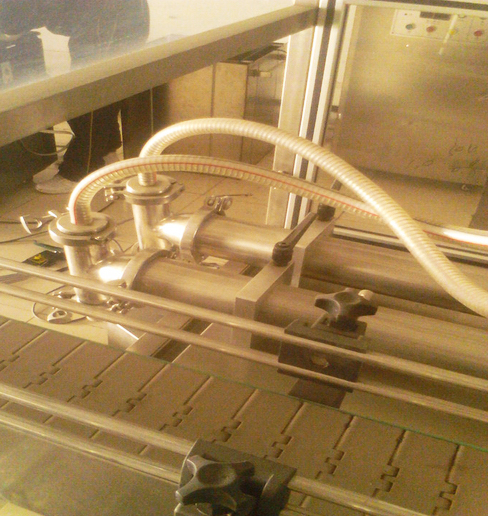 máy chiết rót hai đầu được trang bị tự động.jpg