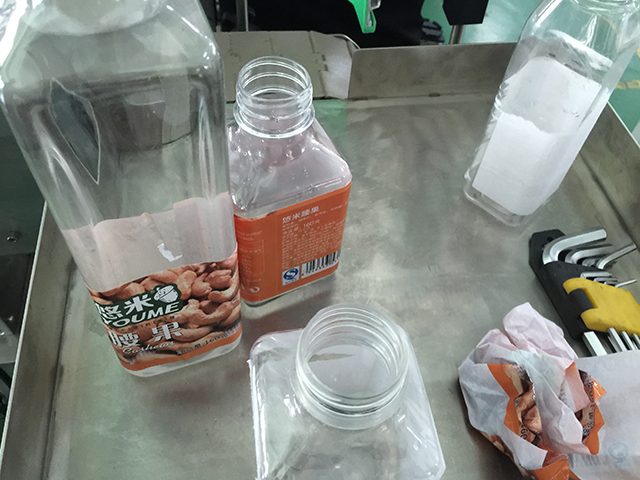 Máy dán nhãn chai phẳng cuộn nhãn (2).jpg