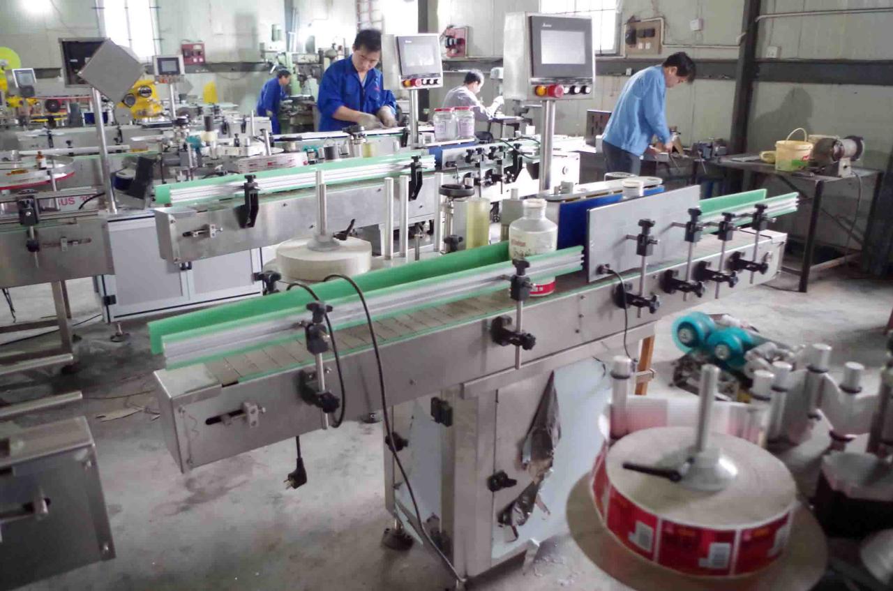 automatic labeling machine for bottles nhà máy dán nhãn chai để sản xuất.jpg
