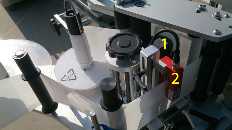 labeling machine for E liquid small bottles nhãn cho E liquid đóng hình ảnh.jpg