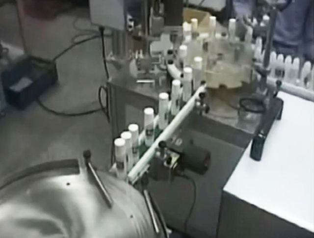 máy đóng nắp chiết rót.jpg