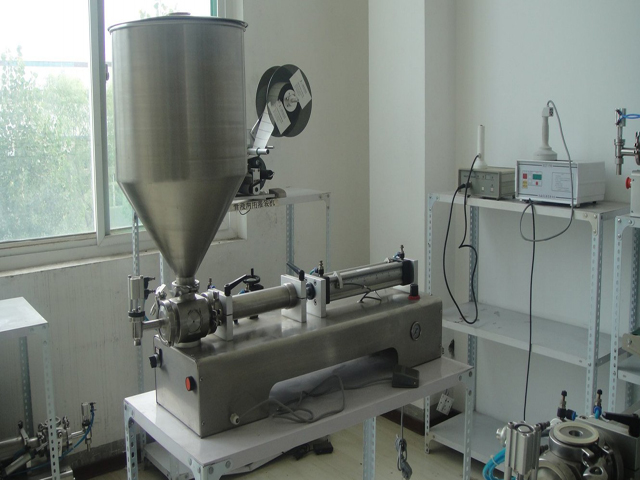 Full pneumatic liquid&paste filling machine 50-1000ML  MÁY ĐẦY ĐƠN ĐẦU CÓ PHỄU.jpg