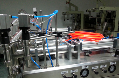 liquid filling machinery semi automatic máy chiết rót chất lỏng nằm ngang hoàn toàn bằng khí nén.jpg