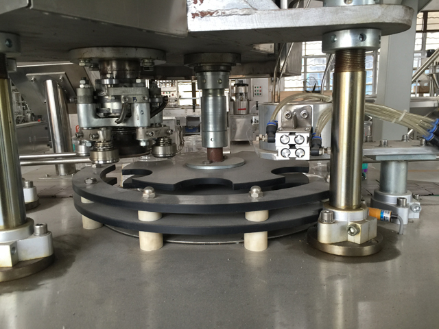 phần niêm phong tự động lon.jpg