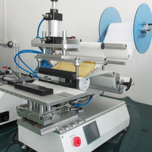 rolling labeling machine for plane surface objects máy dán nhãn lăn bán tự động.